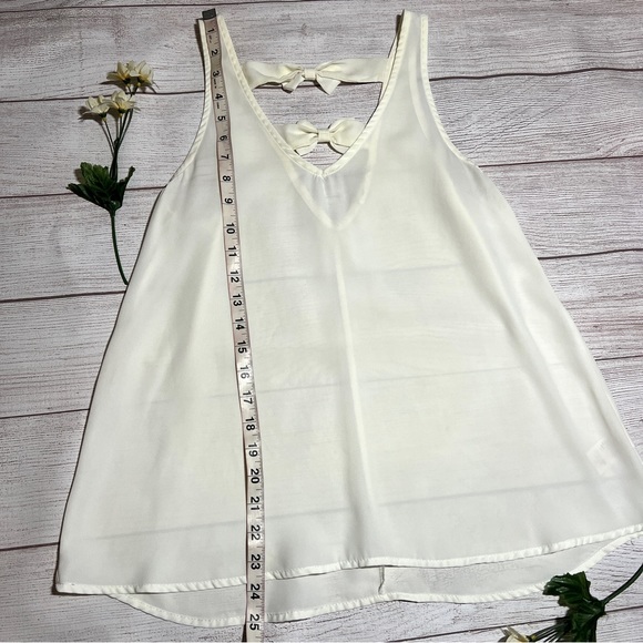 Everly V-Neck Bow Back Top - Picture 9 of 11